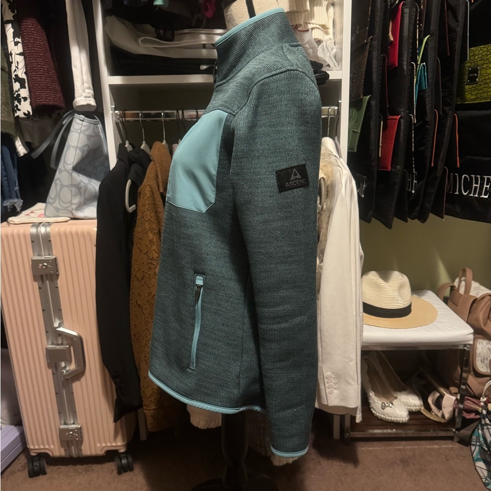 Ascend Jacket - Picture 2 of 11
